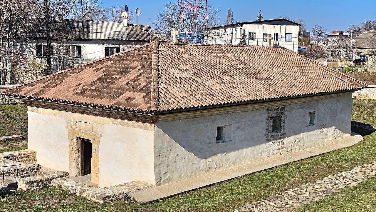 Biserica Adormirea Maicii Domnului din Căușeni, aflată pe jumătate sub nivelul pământului