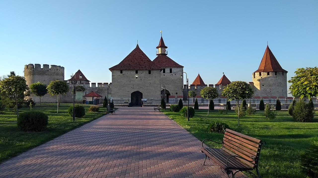 Zidurile de piatră ale Cetății Tighina din Bender, pe malul Nistrului